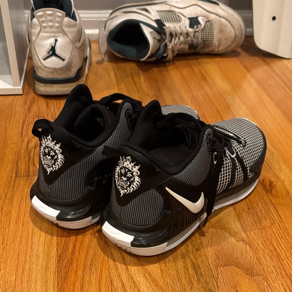 Nike LeBron basketball shoes size 10.5 - Picture 2 of 6